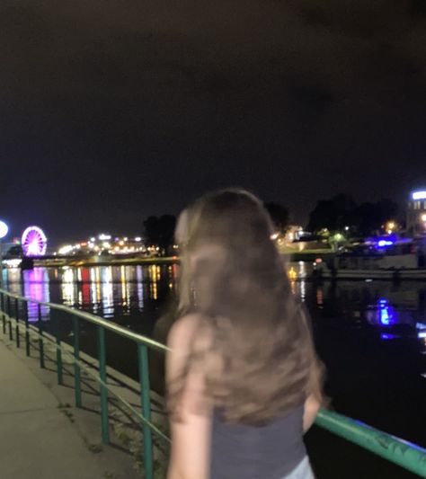 Night aesthetic, lights, Portrait, no face, without showing face, Story inspiration, instagram inspiration, night, brown haired girl, brown hair, blurry aesthetic, blurry, vibe Brown Hair No Face, Blurred Face Pfp, Brown Hair Aesthetic Faceless, No Face Photos, Story Inspiration Instagram, Brunette Pfp, Face Story, Brown Haired Girl, Faceless Pics