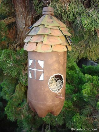 Plastic Bottle Birdhouse from Cool2Craft    paint, cd disks cut into triangles, Reuse Plastic Bottles, Homemade Bird Feeders, Diy Bird Feeder, Diy Birds, Plastic Bottle Crafts, Crafts For Boys, Have Inspiration, Recycled Projects, Easy Craft Projects