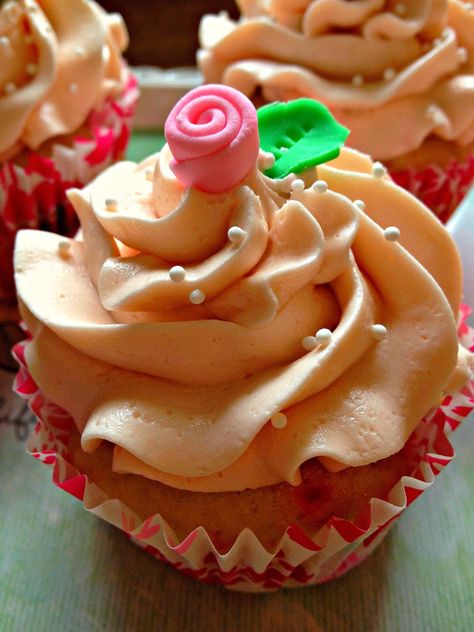 Hello, Sweets!: Pink Moscato Strawberry Cupcakes Moscato Cupcakes, Thai Buffet, Boozy Cupcakes Recipes, Boozy Cupcakes, Pink Moscato, Spring Cupcakes, Buffet Ideas, Strawberry Cupcakes, Moscato