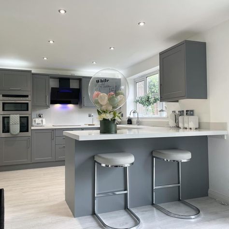 Grey Kitchen Astethic, Grey Themed House, Designer Kitchen Ideas, Grey And White Kitchen Ideas Modern, Grey Kitchen Decor Ideas, Grey Kitchen Diner, U Shaped Kitchen With Breakfast Bar, Grey Kitchen Ideas, Modern Bedroom Wardrobe