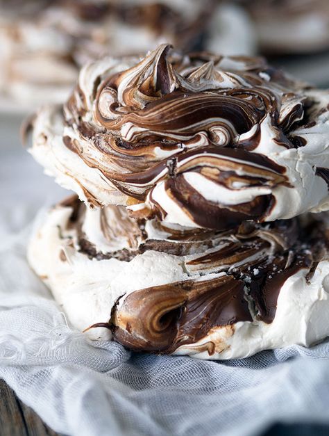 Chocolate Swirl Meringues with Sea Salt ~ Stunning looking meringues with crisp shells and soft mallow like centres Baked Meringue, Chocolate And Caramel, Diy Easy Recipes, Chocolate Swirl, Meringue Cookies, Food Travel, Sweets Treats, Pavlova, Meringue