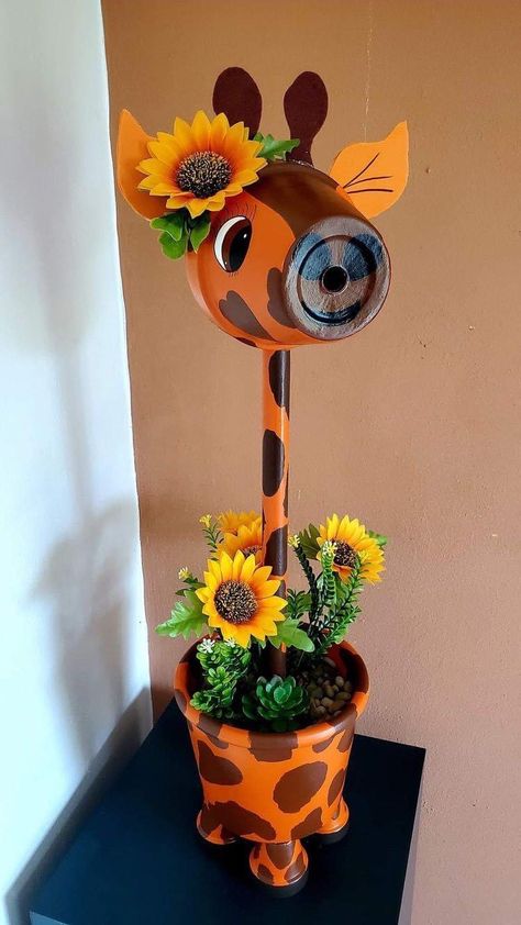 Giraffe Planter, Plant Pots Crafts, Terra Cotta Pot Crafts Diy, Clay Pot Projects, Flower Pot People, Flower Pot Art, Terra Cotta Pot Crafts, Painted Clay Pots, Clay Flower Pots