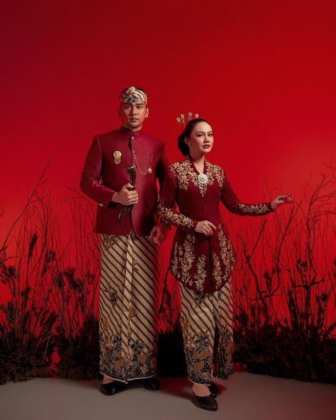 Ide pre-wedding menggunakan baju adat Sunda. Pakaian tradisional Indonesia. Indonesia traditional costime. Pic from instagram: sipstudiophotography #culture #budaya #busana #batik #kebaya #clothes #clothing Indonesian Clothing, Kondangan Outfit, Indonesia Traditional, Pre Wedding Photoshoot Props, Batik Kebaya, Wedding Photoshoot Props, Wedding Dress Outfit, Traditional Bride, Dress Sketches