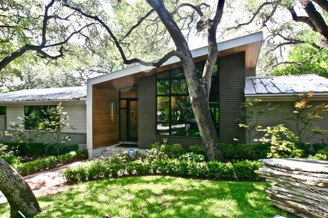 Shed roof on ranch Diy Exterior Makeover, Mid Century Modern House Exterior, Mid Century Modern Exterior, Skillion Roof, Ranch House Exterior, Mid Century Exterior, Exterior Home Design, Modern Remodel, Mid Century Ranch