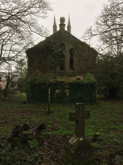 Irish Cemetery, Protestant Aesthetic, Irish Aesthetic, Irish Witch, Novel Planning, Abandoned Locations, Southern Gothic Aesthetic, Green Witch Aesthetic, Cemeteries Photography