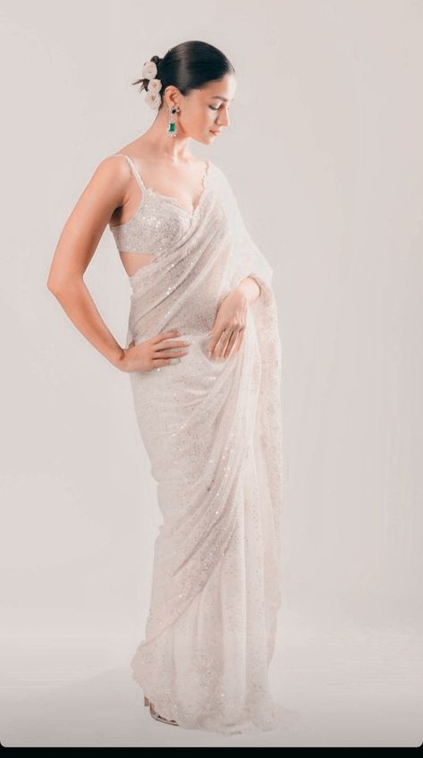 Elegant White Saree Look, White Saree Styling, Bollywood Saree Look, Alia Bhatt Saree Looks, Alia Bhatt Wedding Looks, Convocation Saree Ideas, Alia Bhatt In Saree, Alia Bhatt Met Gala, Aliya Bhatt