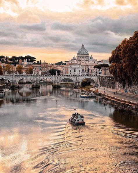 Rome Tiber River, Driving In Italy, Italy Tourism, Italy Magazine, Roma Italy, Best Vacation Spots, Italy Tours, Italy Photo, Twitter Photos