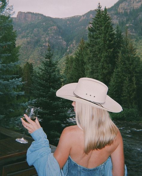 Country Aesthetic Instagram, Cowgirl Aesthetic Pictures, Country Photo Shoot Ideas, Mountain Cowgirl, Cowgirl Shoot, Thunder Outfit, Cowgirl Era, Country Vibes, Cowgirl Aesthetic