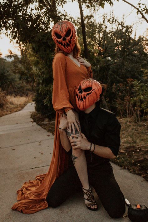 Halloween Photoshoot Ideas Pumpkin Head, Pumpkin Head Photoshoot Poses, Family Spooky Photoshoot, Couple Graveyard Photoshoot, Pumpkin Head Family Photos, Couple Halloween Poses, Ghostface Photoshoot Couple, Couple Halloween Photoshoot Ideas, Couple Spooky Photoshoot