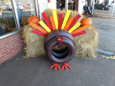 Fall Tire Decorations, Tire Holiday Decor, Tire Yard Decor, Christmas Tires Decoration, Pumpkin Tires, Tire Art Diy Creative Ideas, Tire Halloween Decorations, Tractor Yard Decor, Halloween Tire Decorations