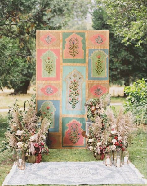 Mehendi Decor Ideas, Wedding Background Decoration, Mandap Decor, Desi Wedding Decor, Wedding Planning Decor, Wedding Backdrop Design, Mehndi Decor, Wedding Backdrop Decorations, Traditional Wedding Decor