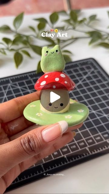 Mushroom From Clay, Mushroom Clay Art, Easy Clay Ideas Simple, Mushroom Art Cute, Cute Clay Frog, Clay Ideas Aesthetic Mushroom, Cute Clay Art, Clay Frog With Mushroom Hat, Clay Pins Mushroom