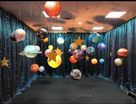 Space Theme Prom Ideas, Outer Space Theme Decorations, Planets Decorations Space Theme, Space Theme Event Decor, Space Backdrop Diy, Space Room Decoration, Planet Theme Birthday Party Decorations, School Event Theme Ideas, Diy Space Backdrop