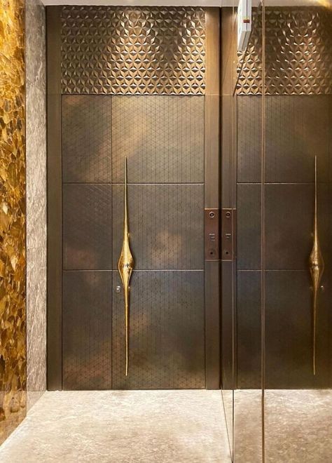 Handcrafted brass front door entrance of a residential project in australia . The sculptural brass casted door pull adds an artistic look to the contemporary geometrical design Experience complete collection featuring homes with most beautiful metal door entrances #brassdoor #frontdoorideas #metaldoors #frondoor #metalfrontdoor #bronzedoor #pivotdoor Modern Entrance Door, Metal Doors Design, Main Entrance Door Design, Main Entrance Door, Door Handle Design, Wooden Main Door, Wooden Main Door Design, Modern Entrance, Entrance Gates Design