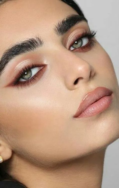 Trucco Smokey Eye, Eyeliner Smokey, Smokey Eyes Tutorial, Neutral Smokey Eye, Tutorial Eyeliner, Simple Eyeliner, Smokey Eye Tutorial, Hooded Eye Makeup, Neutral Makeup