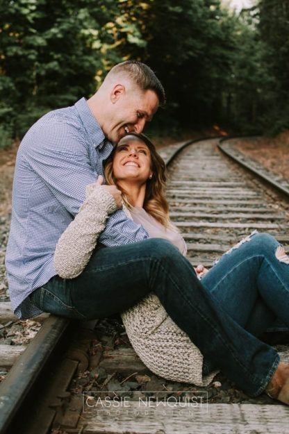 Train Family Pictures, Train Track Poses, Railroad Track Pictures, Railroad Photoshoot, Train Tracks Photography, Track Pictures, Photographer Couple, Engagement Picture Outfits, Pre Wedding Photoshoot Outdoor