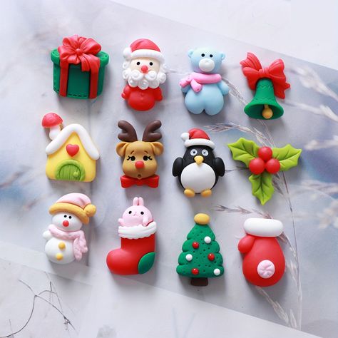 Fimo Clay Christmas, Flori Din Lut, Crea Fimo, Clay Christmas Decorations, Clay Magnets, Polymer Clay Ornaments, Christmas Clay, Polymer Clay Christmas, Polymer Clay Jewelry Diy