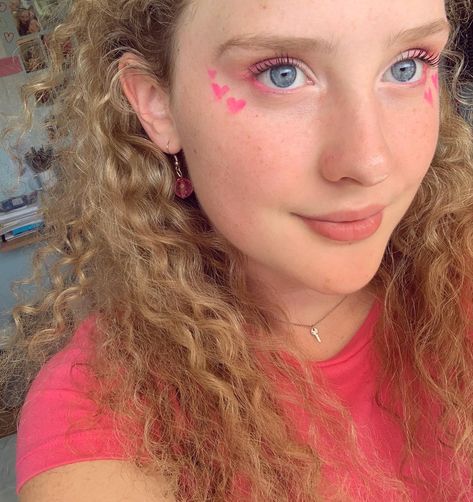 Blush Hearts Makeup, Pink Heart Makeup Look, Simple Heart Makeup, Lover Heart Makeup, Lover Heart Eye, Heart Eye Makeup Look, Pink Heart Makeup, Heart Makeup Look, Heart Eyeliner