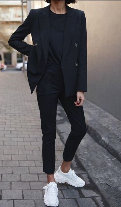 Female Engineer Outfit Work, Modern Minimalist Outfit, Casual Black Slacks Outfit, Black White Outfits Classy, Stile Casual Chic, Celebrities Fashion, Joggers Black, Outfit Chic, Mode Casual