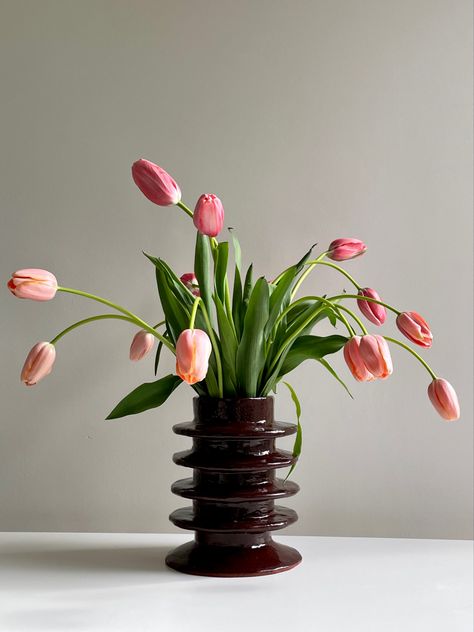 Tulips Vase, Florist Brand, Tulip Tattoo, Tulip Vase, Flower Vase Arrangements, Tulips In Vase, Vase Arrangements, Nature Garden, Fake Plants