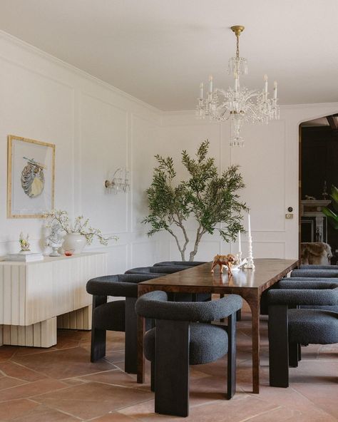 Den (@den.styling) • Instagram photos and videos Cb2 Dining Room Ideas, Burl Wood Dining Table, Dining Room Decor Dark Wood Table, Dining Room Dark Wood Table, Dark Wood Dining Table Decor, Dining Table And Chairs Ideas, Cb2 Dining Room, Dinning Room Centerpieces, Dark Dining Table