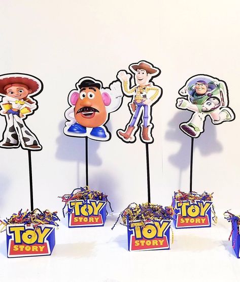 Toy Story Table Decor, Toy Story Party Centerpieces, Centerpieces For Kids Party, Centros De Mesa Toy Story Ideas, Toy Story Birthday Centerpieces, Toy Story Centerpieces Diy, Toy Story Table Centerpieces, Toy Story Centerpieces Ideas, Boy Story Baby Shower Theme