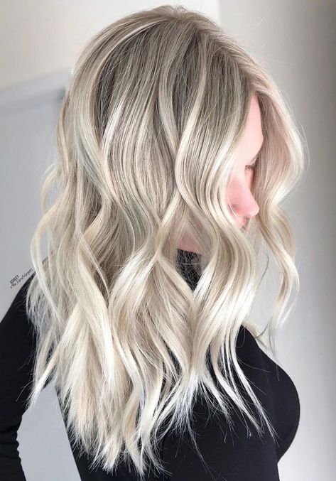 Tipos de ombré para cabello - 12. Platinum blonde | Galería de fotos 12 de 15 | Glamour Ashy Blonde Hair, Interesting Hair, Blonde Hair Colors, Blonde Shades, Blonde Ombre Balayage, Hair Color Shades, Dark Blonde Hair, Hair Color Techniques, Shades For Women