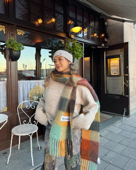 Knit Scarf Outfit, Ashley Alexander, Winter Christmas Outfits, Apres Ski Outfits, Japan Outfits, Nyc Fits, Gigi Hadid Outfits, Scarf Trends, Simple Fall Outfits