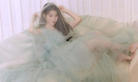 #IU iu lee ji eun #2K #wallpaper #hdwallpaper #desktop Iu Header Twitter, Iu Header, Pc Desktop Wallpaper, 2k Wallpaper, Lee Ji Eun, Photoshoot Studio, Twitter Header, Wallpaper Pc, Model Poses