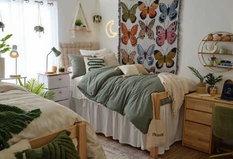 Obsessed with this Organic Only dorm room! Butterfly tapestry + earthy tones + hanging wall vines + cozy vibes! can't wait to decorate my bedroom like this in college. dream dorm room inspo! Dorm Room Layouts, College Dorm Room Inspiration, Dream Dorm Room, Cozy Dorm Room, Dorm Room Styles, Dorm Inspiration, College Dorm Room Decor, Dorm Room Designs, Dorm Room Ideas