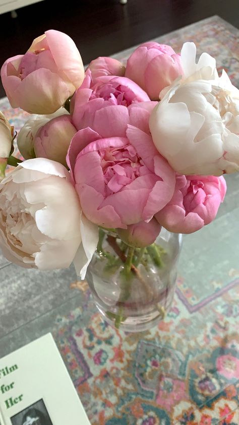 Blair Waldorf Flowers Peonies, Blair Waldorf Wedding Aesthetic, Pink Peonies In Vase, Blair Waldorf Peonies, Peonies Story, Vase Of Peonies, Film For Her Book, Peonies Flower Arrangement, Peony Flower Aesthetic