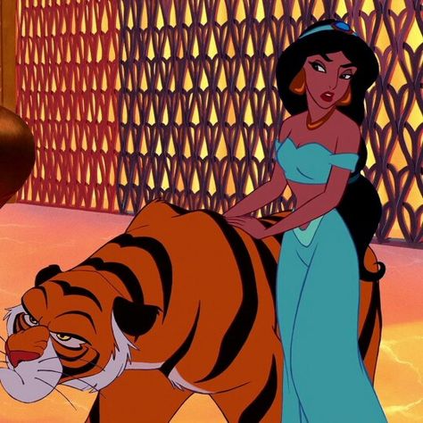 Princess Jasmine ans Roger her pet tiger. Disney Princesses Outfits, Princess Jasmine And Rajah, Princesses Outfits, Jasmine And Rajah, Disney Princess Enchanted Tales, Tiger Halloween Costume, Horse Halloween Costumes, Movie Icon, Aladdin 1992