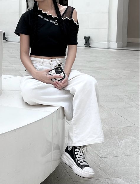 acubi fashion, outfit inspo, black and white aesthetic Aesthetic Outfits Girl Summer, White Outfits Aesthetic, Acubi Fashion Outfit, Aesthetic Outfits Girl, Summer Black And White, Black And White Outfits, Acubi Fashion, Color Season, Winter Color