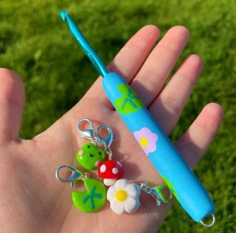 Diy Clay Keychain, Clay Crochet Hook, Diy Crochet Hook, Custom Crochet Hooks, Diy Hooks, Clay Keychain, Clay Diy Projects, Crochet Supplies, Custom Crochet