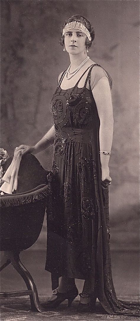 A rare photo of the Duchess of Fife's fringe tiara worn by her daughter… 1920s Tiara, Crowns Royal, Fringe Tiara, Tiara Necklace, Princesa Real, Eldest Daughter, 1920's Fashion, Third Child, Queen Alexandra