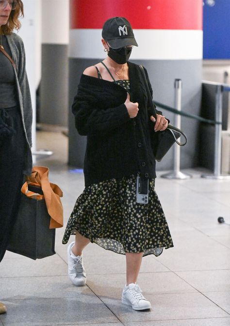 Scarlett Johansson Street Style, Jfk Airport, Button Up Cardigan, Natasha Romanoff, At The Airport, Star Style, Scarlett Johansson, Star Fashion, Movie Stars