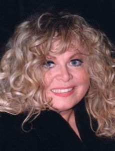 Sally Struthers is known for her iconic role as an actress.On 28 July,1947, She was born in Portland, Oregon, USA. Edith Bunker, Jean Stapleton, Film 1990, Sally Struthers, Smothers Brothers, Archie Bunker, Waiting In The Wings, Odd Couples, Christian Kids