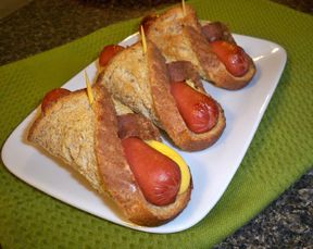 Easy Hot Dog - all you need is a hot dog, slice of buttered bread and a slice of cheese.Hold together with toothpick. 350 degree oven for approx.15 min until golden brown Toasted Hot Dog Roll Ups, Weiner Winks, Buttered Bread, Baked Hot Dogs, Hot Dog Rolls, Hot Dogs Recipes, Dog Bread, Fingerfood Party, Hot Dog Recipes