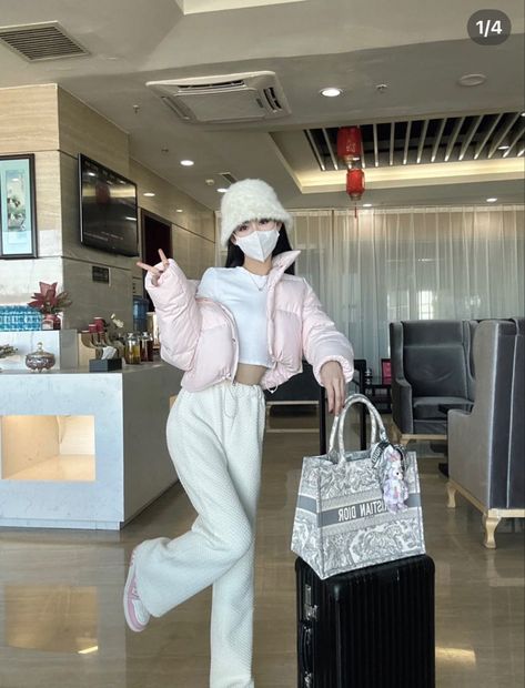 Airport Outfits Winter, Airport Fashion Aesthetic, Airport Outfit Korean, Korean Airport, Girly Winter Outfits, Airport Outfit Winter, Korean Airport Fashion, Cold Outfit, Airport Outfits