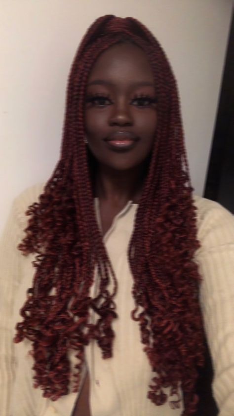 Brown And Red Box Braids, Burgundy Knotless Braids With Curly Ends, Burgundy Box Braids With Curly Ends, Burgundy Hair Black Women Braids, Red Braids On Dark Skin, Maroon Box Braids, Burgundy Braids On Dark Skin, Burgundy Braids With Curls, Red Goddess Box Braids