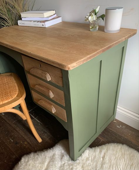 Green Desk Wood Top, Desk Upcycle Ideas Wood, Colored Desk Ideas, Upcycle Office Furniture, 2 Tone Desk, Desk Redo Before After, Wood Desk Upcycle, Painted Wooden Desk Ideas, Painted Wood Desk Ideas