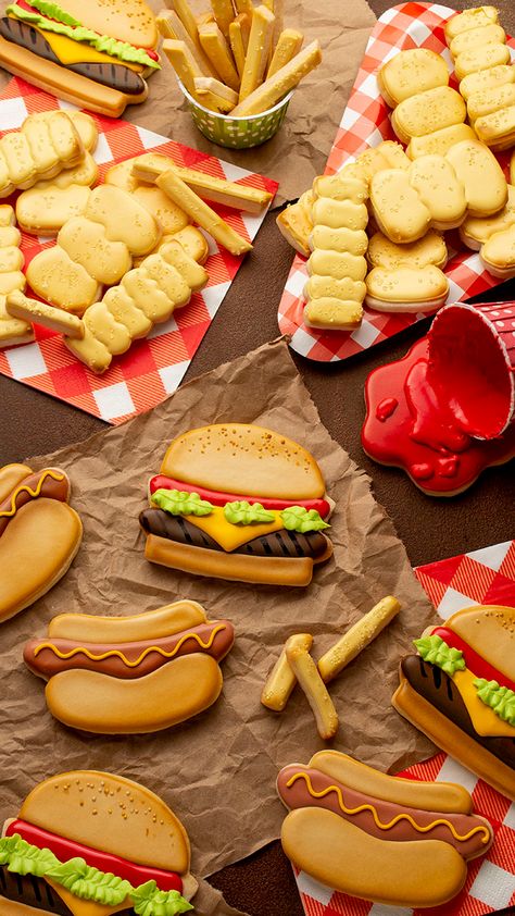 How to Make Hot Dog and Hamburger Sugar Cookies | The Bearfoot Baker Hot Dog Cookies, Hamburger Cookies Decorated, Food Cookies Decorated, Summer Royal Icing Cookies, Cookout Cookies, Cheeseburger Cookies, Hamburger Cookies, Burger Cookies, Summer Sugar Cookies