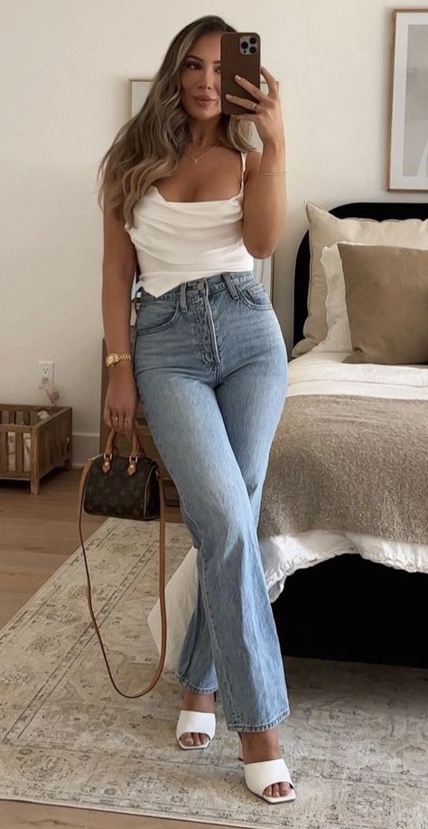 Brunch Outfit Jeans Heels, Spring Outfits Brunch, Classy Casual Spring Outfits, Datenight Casual Outfit, Dressing Like A Woman, Corset Sweater Outfit, Brunch Spring Outfit Ideas, Late 20s Going Out Outfit, Mom Everyday Outfits