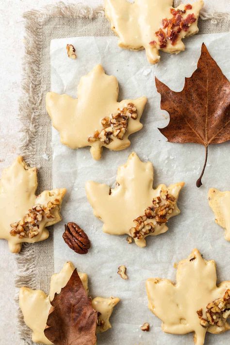 Buttery, melt in your mouth shortbread filled with chopped pecans, coated in maple syrup glaze and decorated in candied pecan. These cookies embody Autumn. By Emma Duckworth Bakes Fun Kid Christmas Cookies, Fall Frosted Cookies, Fall Desserts Decorated, Autumn Cookies Aesthetic, Finger Foods Appetizer Recipes Dessert, Canadian Christmas Cookies, Cookies Recipes Thanksgiving, Fall Decorated Desserts, Cute Fall Baked Goods