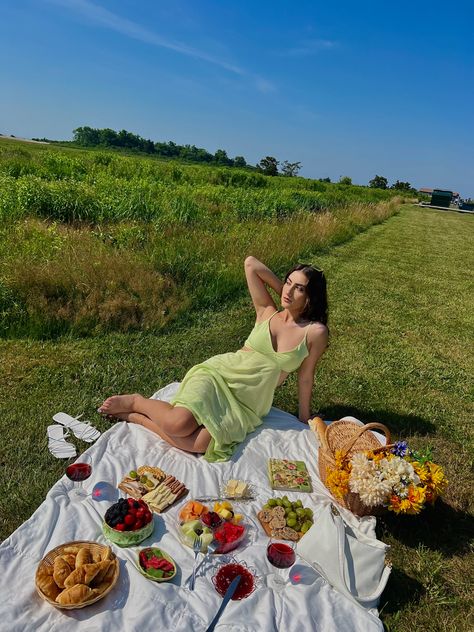 girl sitting on a white blanket in the field Green Picnic Outfit, Mentor Photoshoot, Aesthetic Picnic Birthday, Picnic Poses, Dress Picnic, Cottagecore Picnic, Picnic Inspo, Dresses Cottagecore, Aesthetic Picnic