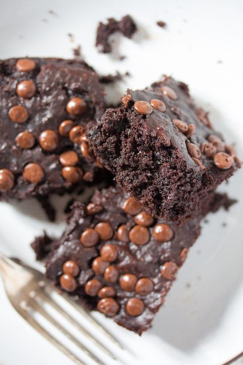 Delicious Black Bean Brownie Recipe #whereismyspoon #blackbeanbrownies #brownies #browniesrecipe #glutenfreebrownies #lowfatbrownies Brownies With Black Beans, Low Fat Brownies, Low Calorie Brownies, The Best Brownies, Flourless Brownies, Black Bean Brownies, Bean Brownies, Chewy Brownies, Healthy Brownies