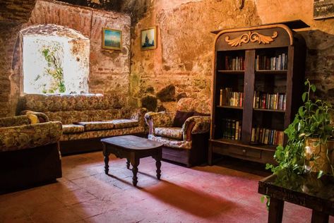 Sala con paredes de piedra Estilo Colonial Antigua Guatemala Colonial Interior, Guatemala, Couch, Hotel, Architecture, Furniture, Quick Saves, Home Decor, Home Décor