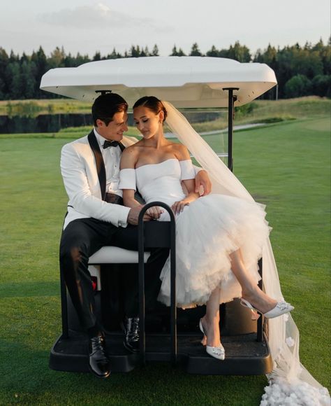 Golf Theme Wedding Reception, Golf Prewedding, Golf Course Wedding Photos, Engagement Theme, Engagement Themes, Photoshoot Theme, Golf Buggy, Golf Wedding, Matric Dance