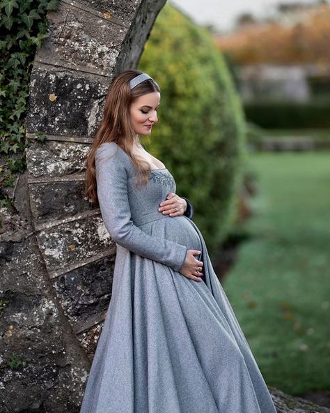 Medieval Maternity Dress, Medieval Maternity, 20 Week Pregnancy, Grey Wool Dress, 1800's Dress, 20 Weeks Pregnant, Costume Inspirations, Empire Wedding Dress, Beautiful Pregnancy