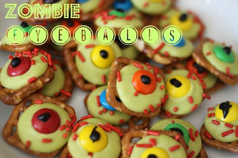 The Larson Lingo: Zombie Eyeballs Halloween Food Snacks, Halloween Treats To Make, Postres Halloween, Fun Halloween Treats, Halloween Treats Easy, Zombie Party, Halloween Goodies, Snacks Für Party, Halloween Snacks